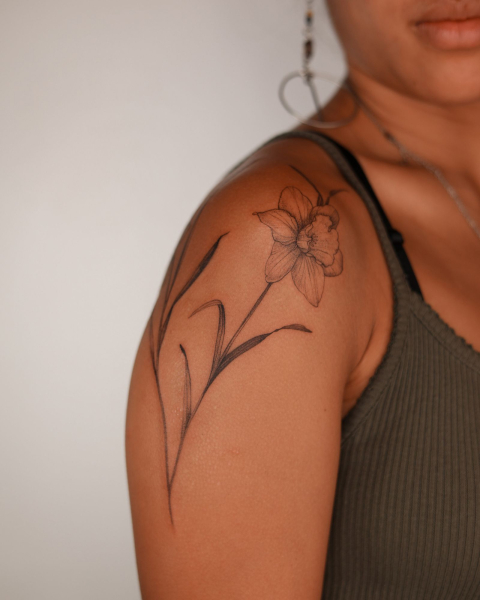 fine line floral tattoo on shoulder